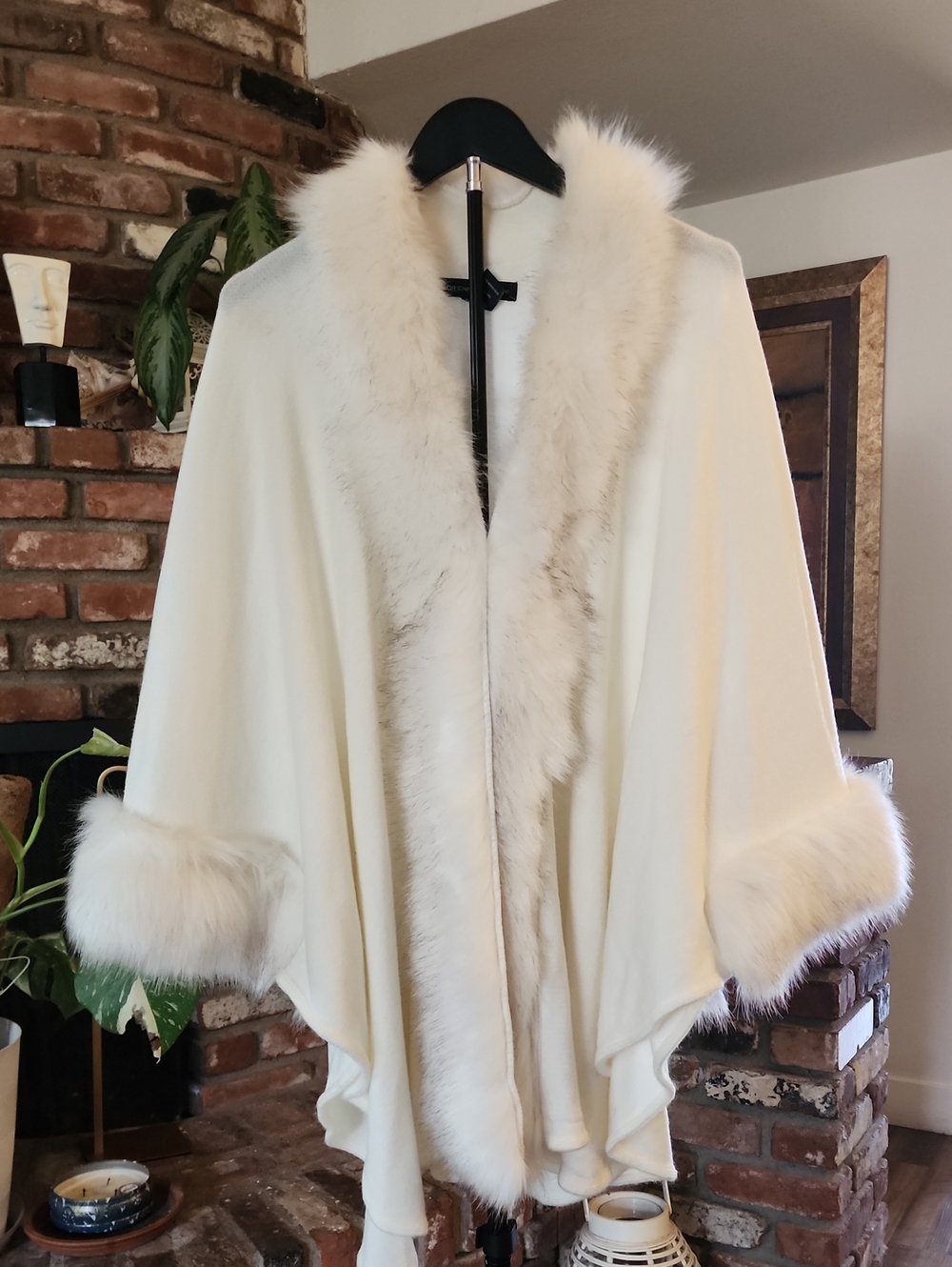 Adrienne Vittadini Ivory Faux Fur Trim Cape Poncho One Size